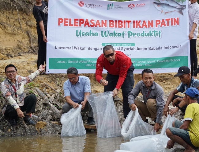 Pelepasan bibit ikan patin sebagai bentuk usaha wakaf produktif Universal Wakaf.