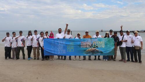 Suzuki Marine Rayakan 60 Tahun dengan Aksi Bersih Pantai di Belitung, Kumpulkan 400 Kg Sampah Plastik