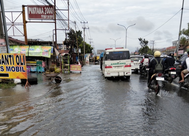 Sejumlah ruas jalan di Pekanbaru tergenang akibat hujan deras (foto/dini)