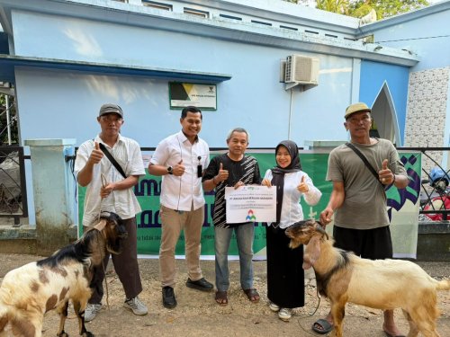 EMP Bentu-Korinci Baru Limited menyalurkan 32 hewan kurban di wilayah operasi Migas Riau (foto/Andy)