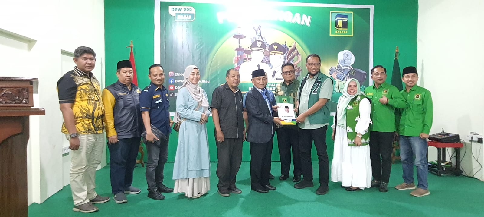 Bacalon gubernur Riau HM Harris kembalikan formulir penjaringan kepala daerah ke DPW PPP, Kamis (16/5/2024) (foto:istimewa) 