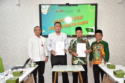 Branch Manager BRK Syariah Bangkinang, Wildan Zainal Rusqi dengan Ketua PD Muhammadiyah Kampar, Adynata.(foto: istimewa)