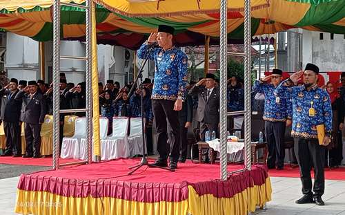 Bupati Rohil, Afrizal Sintong saat upacara hari ke-17 Pemkab Rohil.(foto: afrizal/halloriau.com)