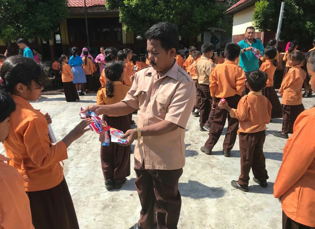 Tim Community Development (CD) PT Riau Andalan Pulp and Paper (RAPP) sedang memandu para siswa SD 018 Penyengat, tentang cara menggosok gigi yang benar, Kamis (10/5/2018), Kampung Penyengat, Sungai Apit, Kabupaten Siak.