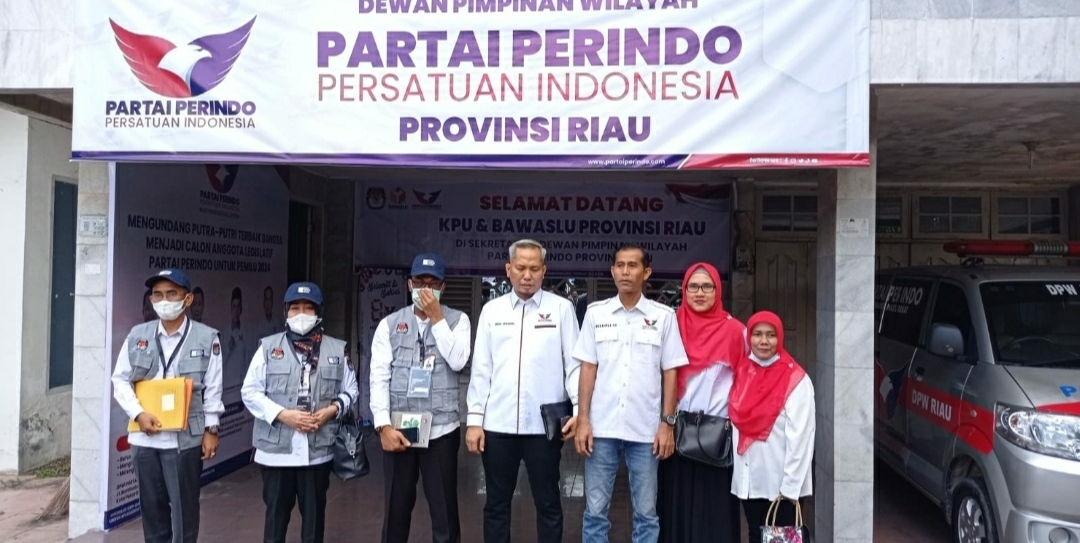 Petugas KPU Riau saat verifikasi faktual Partai Perindo. 