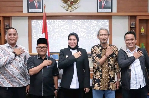 Ketua KPU Riau bersama Bupati Inhu.(foto: andri/halloriau.com)