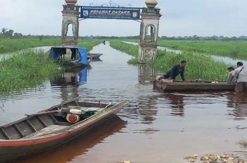 Desa Rantau Baru, Pelalawan terisolir akibat banjir.(foto: tribunpekanbaru.com)