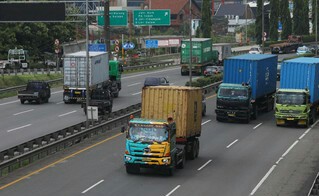 Mesti Dipahami, Perhatikan Adab Mengemudi Dekat Truk