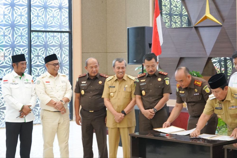 Gubri Syamsuar dan Kejati Supardi menyaksikan bupati/walikota bersama Kejari se-Riau teken MoU program Jaga Zapin (foto/int)