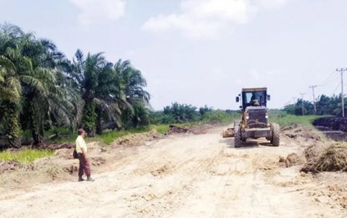 Tiga titik jalan Sontang-Duri berangsur diperbaiki.(foto: mcr)