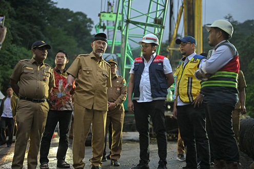 Gubernur Sumbar, Mahyeldi saat meninjau pengerjaan perbaikan Jalan Lembah Anai.(foto: padek.com)