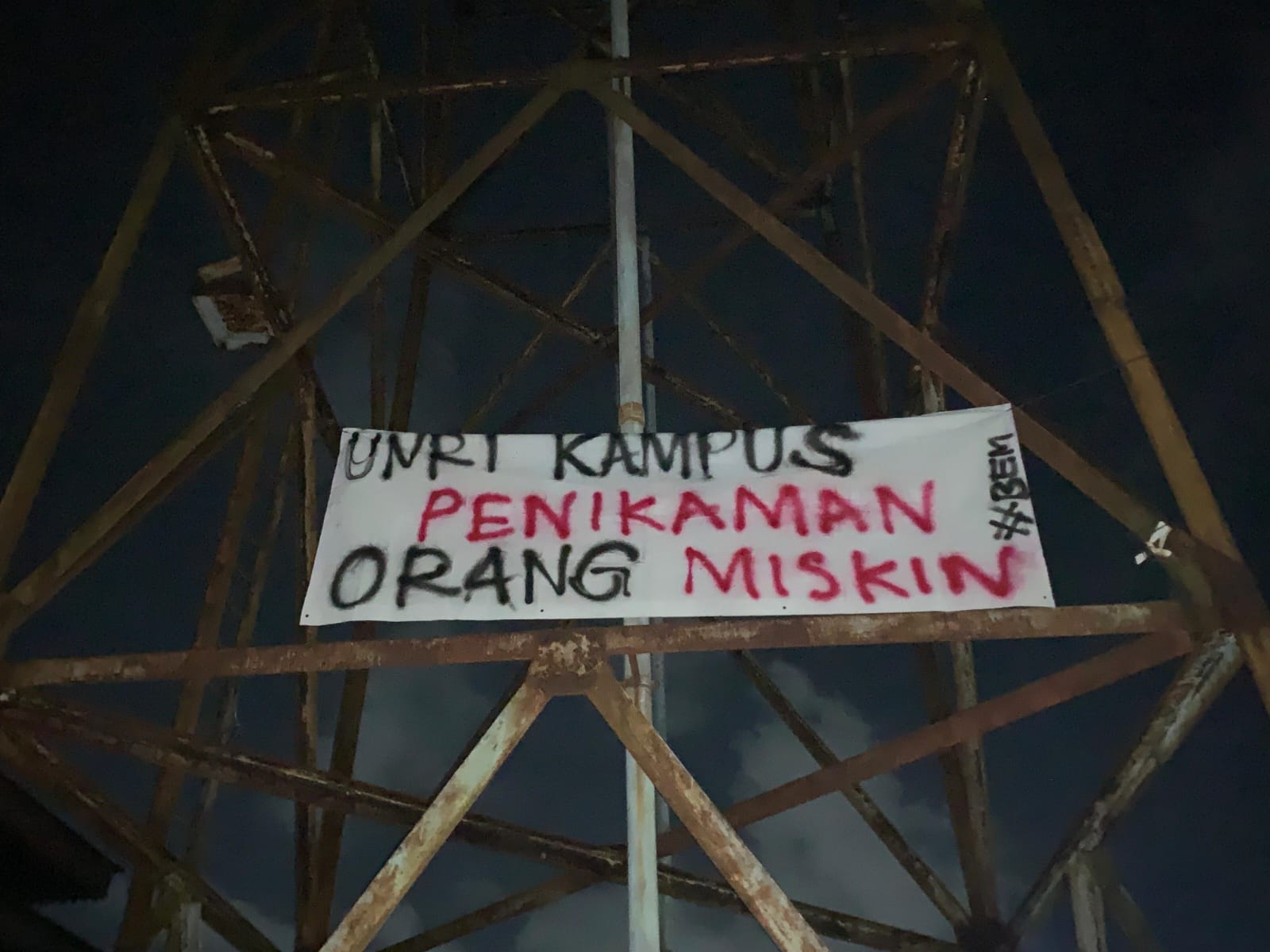 BEM Unri sebar spanduk protes atas kebijakan Rektorat dan UKT yang mahal (foto/Yuni)