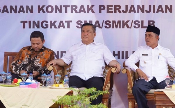 Anggota DPR RI, Abdul Wahid (kiri) dan Pj Gubri SF Hariyanto (tengah) Kunker ke Inhil, (foto/Yuni)