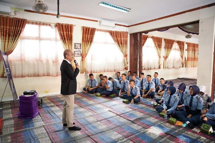 Tim Dosen dan Mahasiswa UIR menggelar Penyuluhan Hukum Perlindungan Data Pribadi di SMK Multi Mekanik Masmur Pekanbaru (foto/ist)