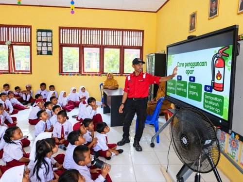 Tim FP GCN RPP melakukan pelatihan cara penggunaan dan jenis-jenis APAR serta pembuatan jalur evakuasi darurat kepada Tenaga Pengajar dan Peserta Didik SDN 02 Desa Kudap.