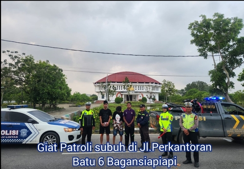 Satlantas Polres Rohil menggelar patroli subuh untuk menertibkan kendaraan bermotor yang menggunakan knalpot blong. (Foto: Afrizal)