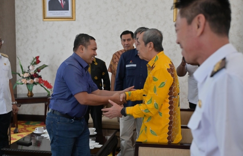 Momen ketika mantan Gubernur Riau, Syamsuar menyalami Gubernur Riau terpilih, Abdul Wahid di VIP Bandara SSK II. (Foto: Sri Wahyuni)