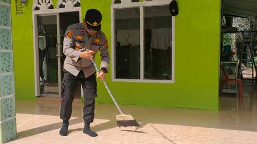 Polsek Simpang Kanan menggelar kegiatan bakti sosial bersih-bersih tempat ibadah. (Foto: Afrizal)