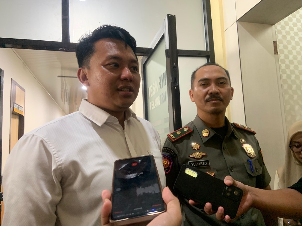 Kasat Intel Polresta Pekanbaru, AKP Bagus (kiri) bersama Kasatpol PP Yuliarso (foto/dini)
