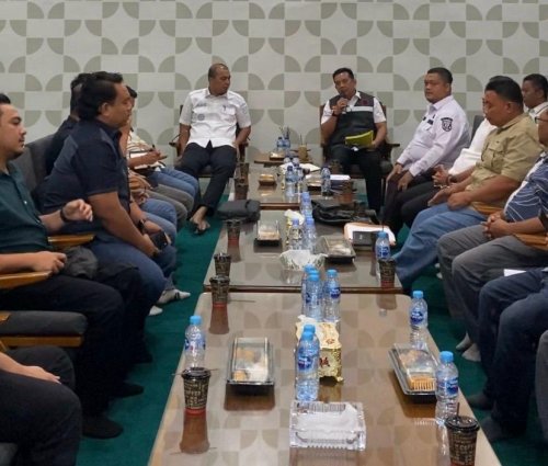 Bupati Inhu Ade Agus Hartanto mengadakan Rapat Koordinasi dengan Pemilik PKS se-Kabupaten Inhu di Ruang Rapat Kediaman Bupati Inhu.