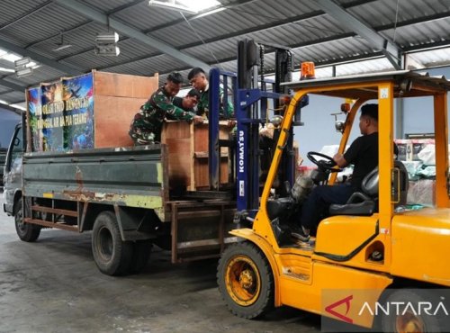 Barang-barang pendukung pembangunan titik air milik TNI AD sedang dipindahkan dari gudang untuk dikirim ke Kabupaten Jayawijaya, Papua Pegunungan dari Lanud Halim Perdanakusuma, Jakarta Timur, Selasa (23/6/2026). 