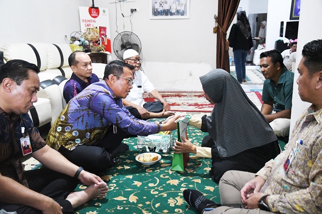 Pelaksana Tugas (Plt.) Direktur Utama BRK Syariah, Helwin Yunus menyerahkan santunan kepada orang tua almarhumah Siti Hajar Harahap sebagai wujud solidaritas, kepedulian perusahaan, serta bentuk tanggung jawab moral kepada keluarga besar almarhumah, Rabu (28/1/2026).