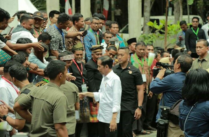 Presiden Joko Widodo menyerahkan SK Perhutanan Sosial untuk masyarakat Riau.