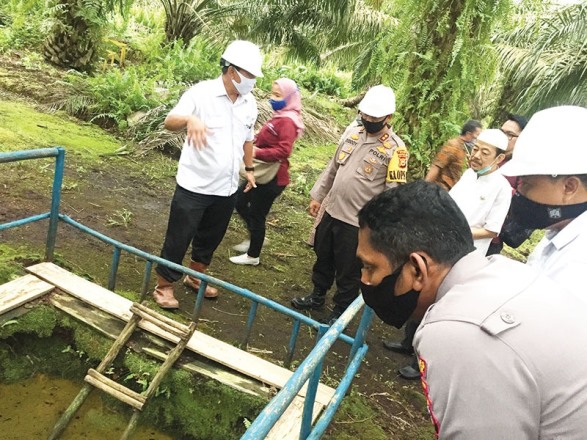 Kapolres Siak dan rombongan melihat stasiun gambut dan pengelolaan water manajemen system PT KTU