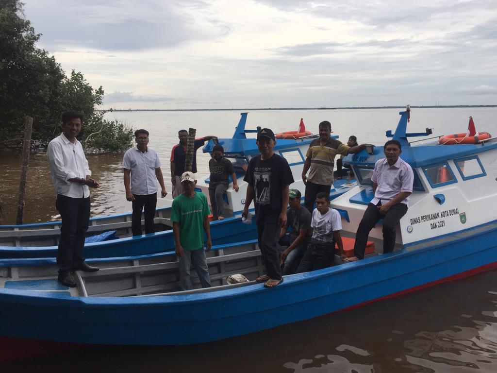 Dinas Perikanan Kota Dumai membantu dua unit kapal tangkap ikan untuk KUB Mundam Jaya di Kecamatan Medang Kampai, Kota Dumai belum lama ini.