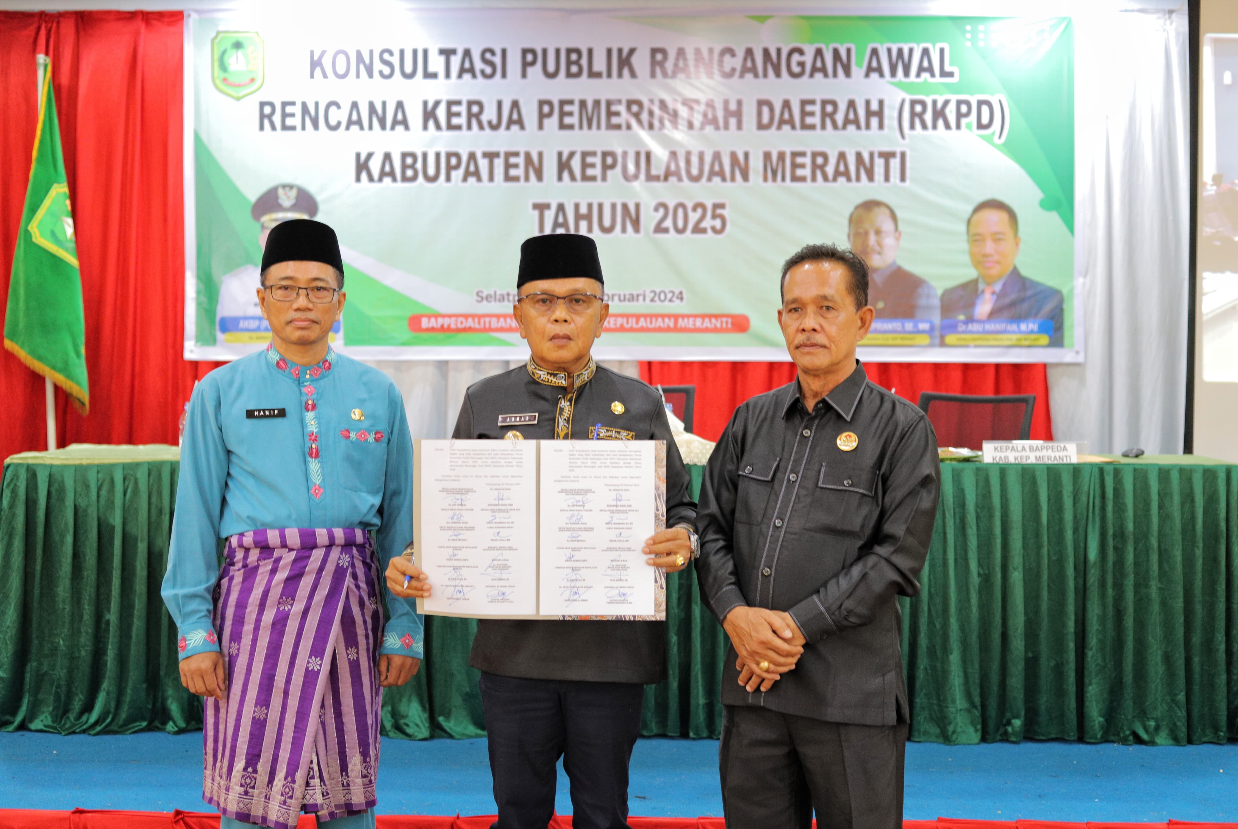 Plt Bupati Kepulauan Meranti bersama wakil ketua DPRD, Khalid Ali dan Kepala Bappedalitbang