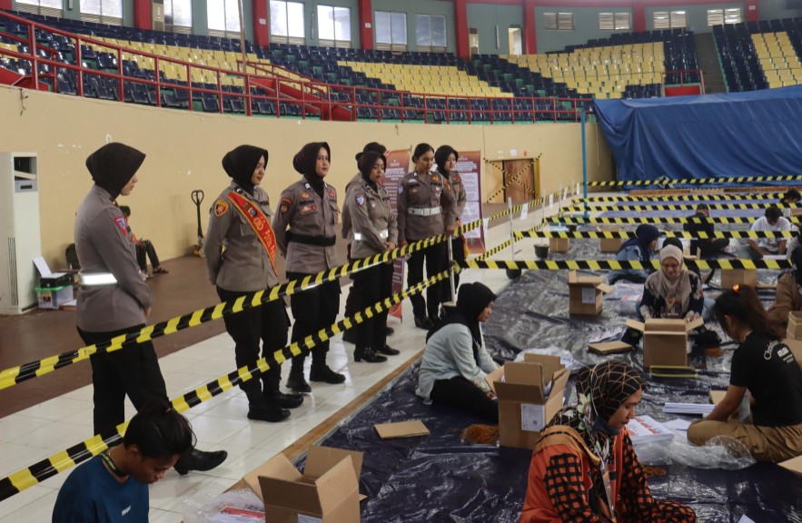 Kapolres Pelalawan, AKBP Afrizal Asri pantau langsung pelipatan surat suara di Gudang Logistik KPU Pelalawan (foto/Andy)