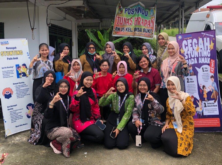 Mahasiswa Kukerta MBKM Fakultas Keperawatan Unri melalukan kegiatan Memberdayakan Posyandu di RW 05 Rumbai Bukit Pekanbaru (foto/int)