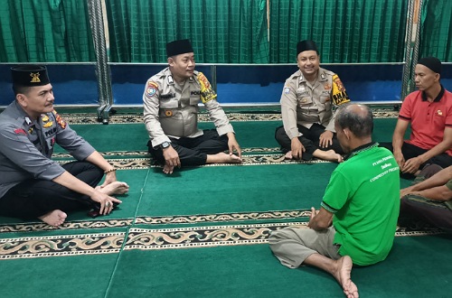 Personel Polsek Senapelan saat berdialog dengan jamaah Masjid Nurul Islam.(foto: istimewa)