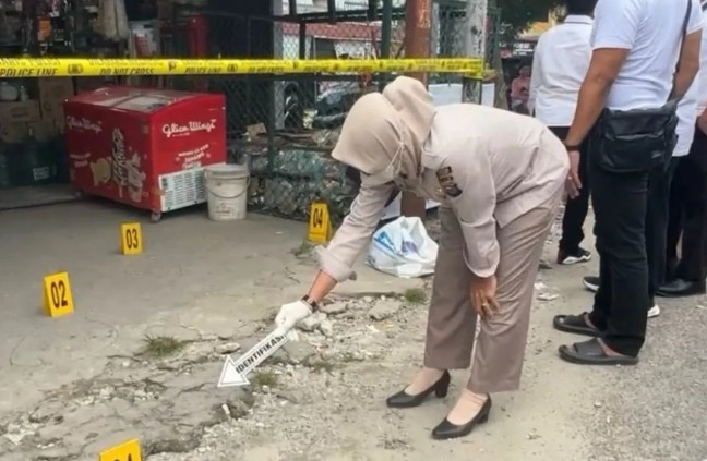 Polisi olah TKP di lokasi seorang pria ditikam di Pekanbaru (foto/Antarariau)