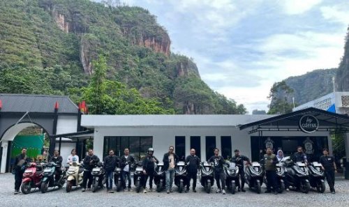 Peserta touring bersama Honda CDN foto bersama di Harau Sky, Payakumbuh. Foto Ist