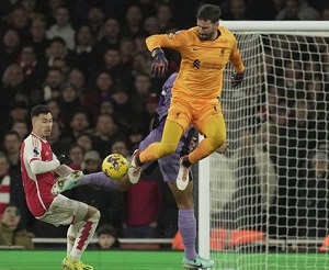 Blunder Alisson berujung gol kedua Arsenal. (Foto: AP/Kin Cheung)
