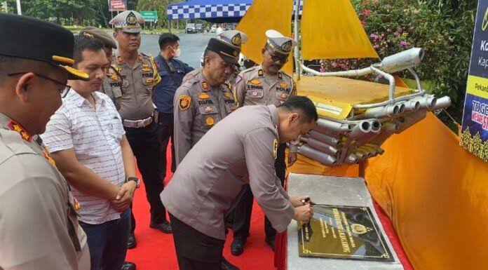 Kapolresta Pekanbaru, Kombes Pol Jefri RP Siagian saat meresmikan monumen knalpot Lancang Kuning.(foto: int)