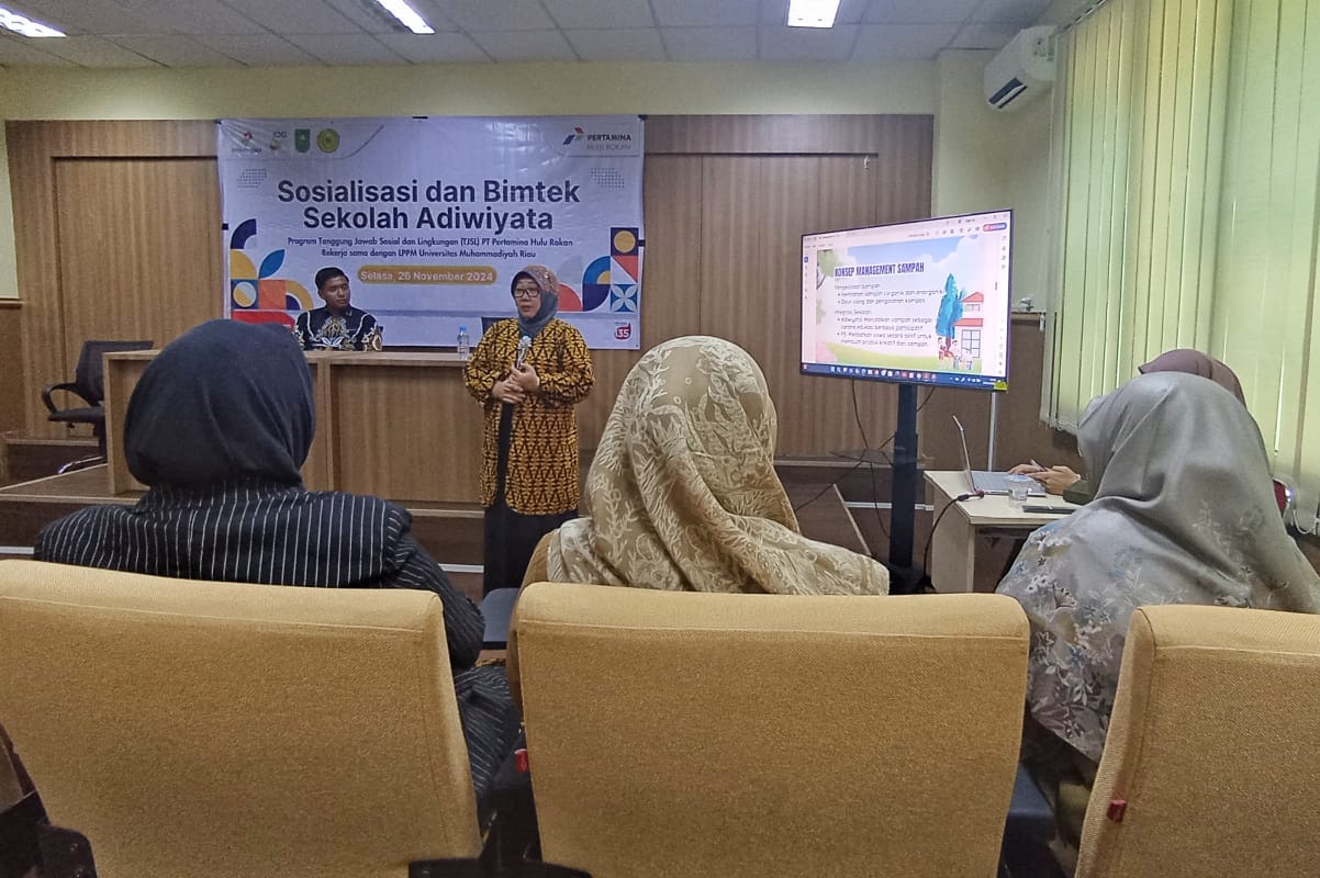 PT PHR bersama mitranya, LPPM Universitas Muhammadiyah Riau saat memberikan sosialisasi dan bimbingan teknis kepada sekolah-sekolah di Riau (foto/ist)