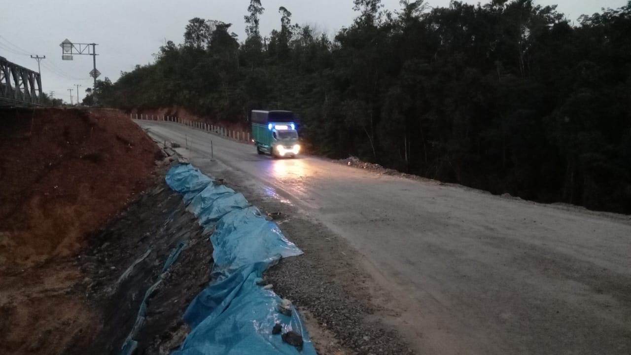 Perbaikan jalan lintas Riau-Sumbar di Km 106 Desa Tanjung Alai, Kampar (foto/Yuni) 