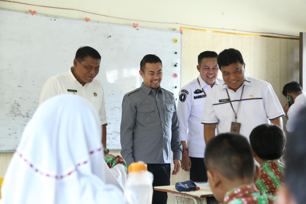 Pj Walikota Pekanbaru, Risnandar Mahiwa memantau simulasi makan siang gratis di sekolah perbatasan (foto/dini)