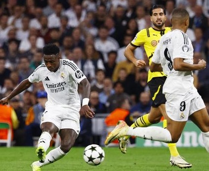 Vinicius Junior melepaskan sepakan ke tiang jauh setelah melakukan solo run.
