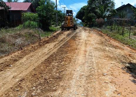 Perbaikan jalan di Kecamatan Koto Gasib yang dilakukan PT KTU.(foto: diana/halloriau.com)