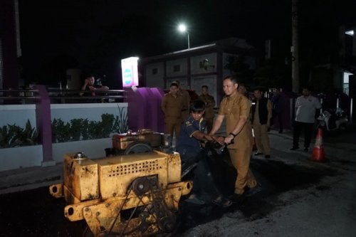 Walikota Pekanbaru, Agung Nugroho saat meninjau perbaikan jalan di Jalan Puyuh Mas, Pekanbaru.(foto: int)