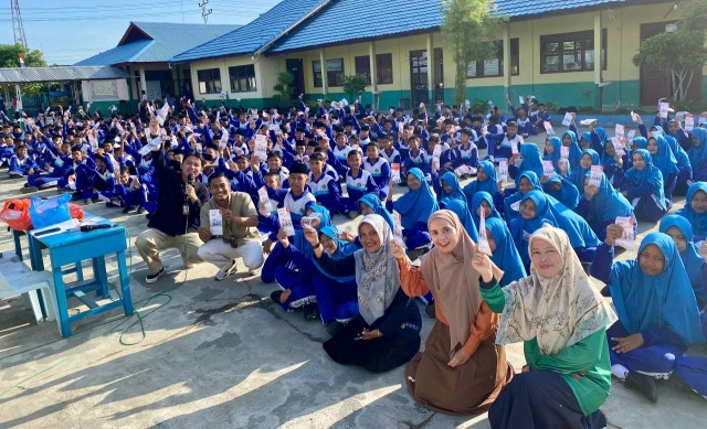 PT BRK Syariah Cabang Selatpanjang melakukan kegiatan sosialisasi tabungan di MTsN 1 Selatpanjang (foto/yuni)