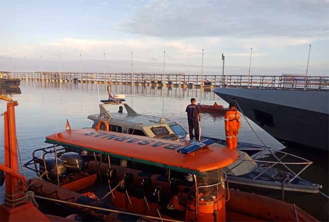 Tim SAR gabungan menacari ABK Tongkang yang hilang di Perairan Dumai.