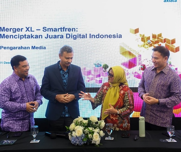 <i>Group CEO & Managing Director Axiata, Vivek Sood (kedua kiri), Presiden Direktur & CEO XL Axiata, Dian Siswarini (kedua kanan), CFO XL Axiata, Feiruz Ikhwan (kanan), dan Group CFO Axiata Nik Rizal Kamil Nik Ibrahim Kamil berbincang seusai konferensi pers perkembangan marger XL dan Smartfren di Jakarta, Rabu (11/12/2024).</i>