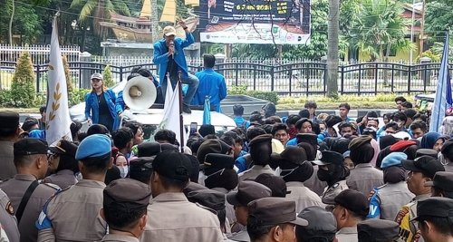 Mahasiswa UIR demo 600 hari pemerintahan Prabowo-Gibran di DPRD Riau.(foto: int)