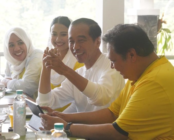 Presiden Jokowi dan Ketua Umum DPP Partai Golkar Airlangga Hartarto. Setelah Airlangga Hartarto mundur sebagai ketua umum Partai Golkar, muncul nama Gibran dan Jokowi sebagai penggantinya. 