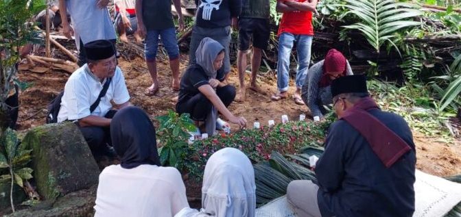 Makam Adelia Rahma, korban bully yang tewas dibakar teman.(foto: int)