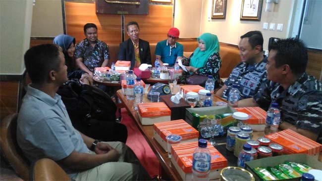 Dekan dan dosen  Fakultas Hukum UIR, Prof. Dr. Syafrinaldi bersama Letkol  (L) Dian T. Hutanto dan Letkol  (L) Anshari  di KRI Halasan 